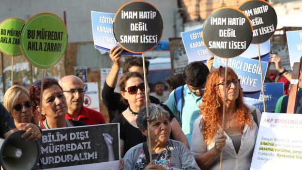 Cumartesi günü Ankara'da toplanan sendikacılar, eğitimciler ve veliler, müfredat değişikliğini protesto etti.
