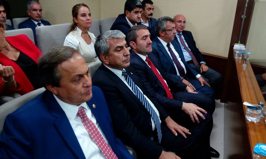 Kısa süreli gerginliğin ardından CHP İstanbul İl Başkanı Cemal Canpolat ile AKP İstanbul İl Başkanı Selim Temurci yan yana oturdu.