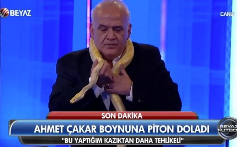 Ahmet Çakar, boynuna yılan doladı.