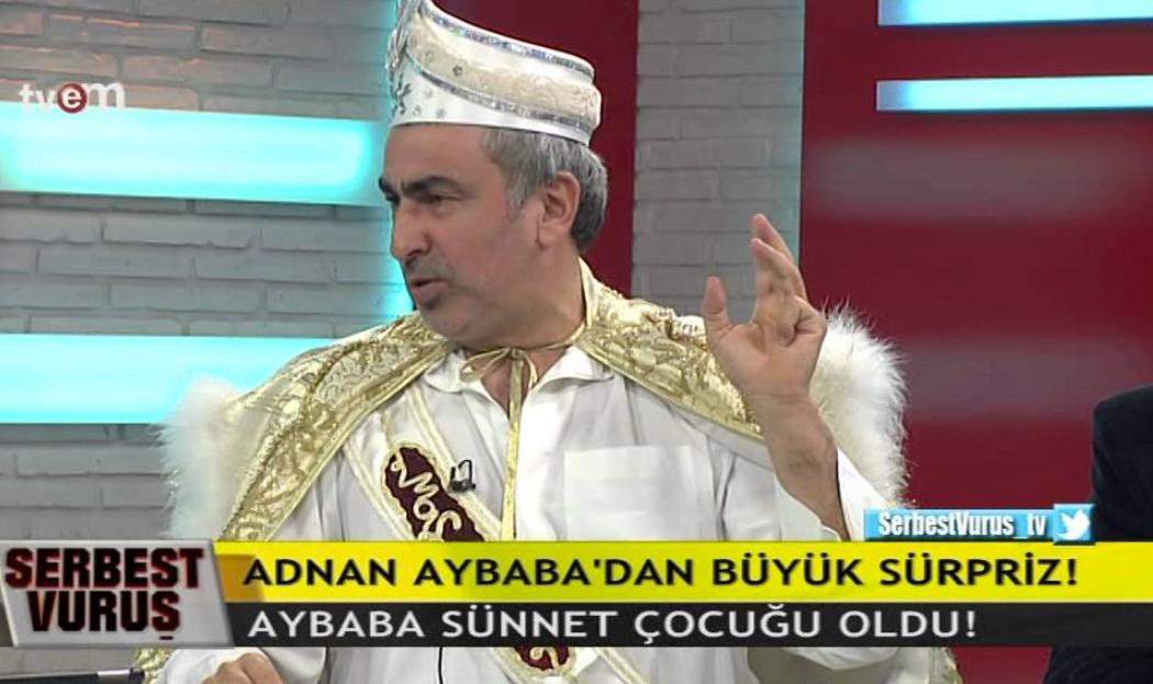 Yayına çeşitli elbiselerle çıkan Adnan Aybaba, sünnet kıyafetleriyle canlı yayına çıktı