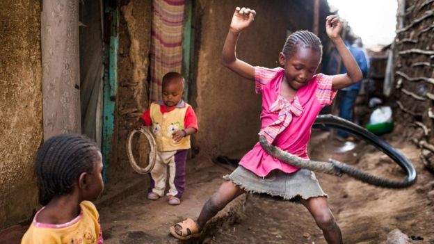 Afrika'da doğan bir çocuğun olanakları ile zengin Batılı ülkelerde doğanlarınki aynı değil.