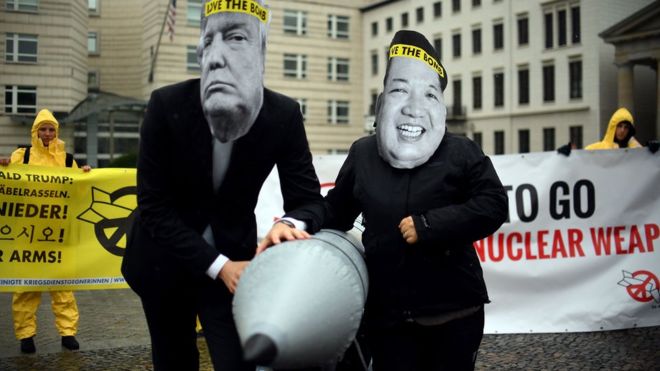 ICAN, geçen ay Berlin'deki Kuzey Kore Büyükelçiliği önünde protestolar düzenlemiş ve Kuzey Kore lideri Kim Jong-un ile ABD Başkanı Donald Trump arasında tırmanan gerilimi ve nükleer savaş tehdidini protesto etmişti.