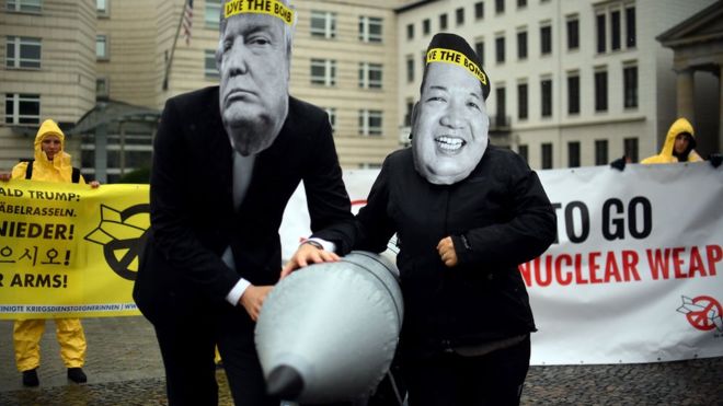 ICAN, geçen ay Berlin'deki Kuzey Kore Büyükelçiliği önünde protestolar düzenlemiş ve Kuzey Kore lideri Kim Jong-un ile ABD Başkanı Donald Trump arasında tırmanan gerilimi ve nükleer savaş tehdidini protesto etmişti.