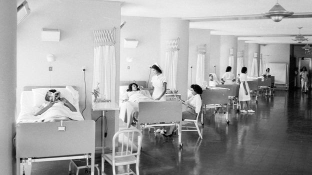1950'lerde Venezuela'nın başkenti Caracas'taki bir hastanede çekilen bu fotoğraf, hastanelerde mahremiyete önem verilmeye başlandığını gösteriyor.