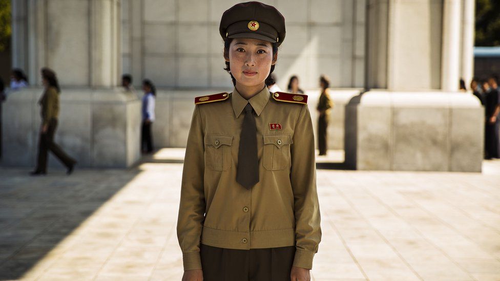 Kuzey Kore'nin başkenti Pyongyang'da bir müzenin koruma görevlisi.