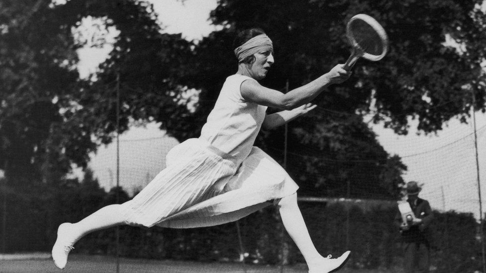 Suzanne Lenglen'in dizkapağına gelen beyaz elbisesi, 1926'daki yarışmada giyilen tüm diğer kıyafetlerden farklıydı