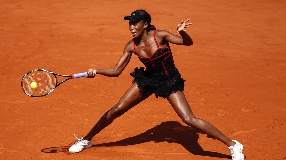 Venus Williams Fransa Açık 2010'da giydiği siyah ve kırmızı renklerden oluşan elbisesiyle bulvar gazetelerinin manşetlerindeydi
