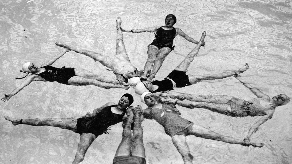 Kendilerine 'Denizkızları' diyen bir ekip 1937'de Londra'daki Wembley havuzunda antrenman yaparken. Denizkızları, o dönemde ülkenin dört bir yanında gösteriler yapıyordu