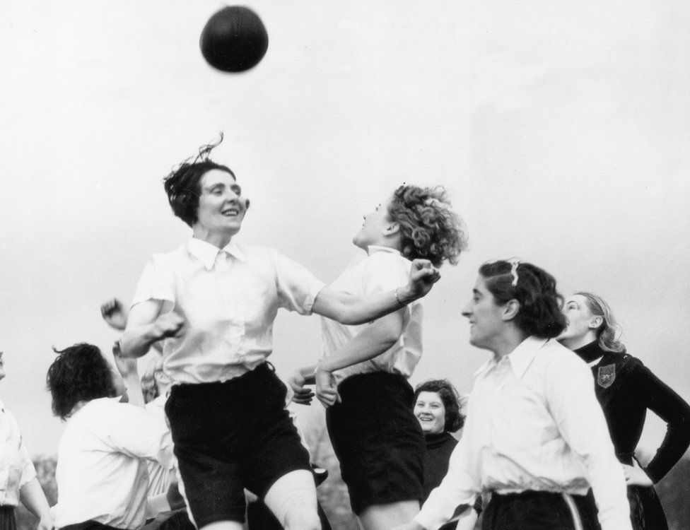 Preston Hanımlar Futbol Kulübü 1939 yılında bir antrenmanda