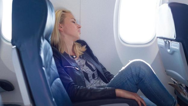 Uçaktaki düşük basınç kanda oksijen azalmasına, bu ise yorgunluğa neden olur.