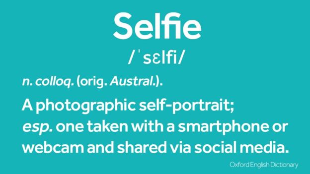 Oxford sözlüğüne göre selfie'nin anlamı: Genellikle webcam ya da akıllı teleofn ile çekilip sosyal medyada paylaşılan oto portre fotoğraf.