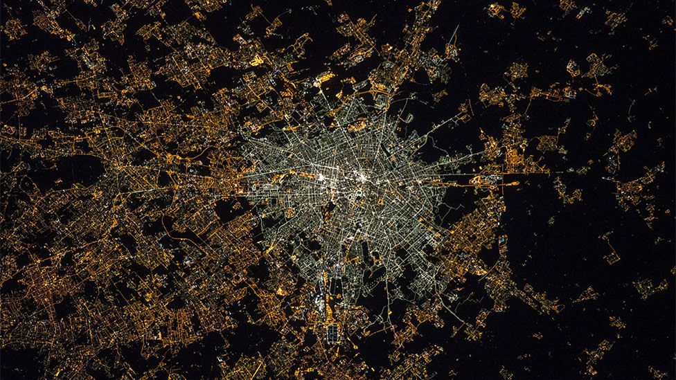 İtalya'da Milan'ın kent merkezinde LED ışıklara geçilmesi sonucunda kentin merkezi ve çeperi arasında böyle bir renk farklılığı ortaya çıkmış
