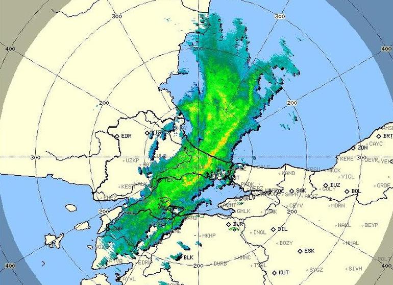 İstanbul'a doğru ilerleyen ve gök gürültülü sağanak yağışa neden olacağı tahmin edilen kütle meteoroloji radarına böyle yansıdı.