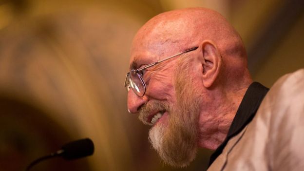 Nobel ödülünü kazanan Fizikçi Kip Thorne da Caltech'de ders veriyor.