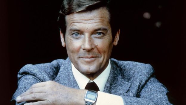 Etkileyici kişiliğiyle James Bond (Roger Moore) her şeyden kolaylıkla yakasını sıyırıabiliyordu.