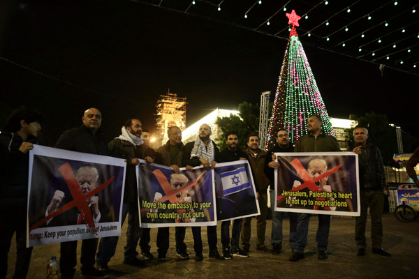 07.50 : Gece saatlerinde Batı Şeria'da gösteri yapan Filistinliler, Trump posterlerini yaktı. 