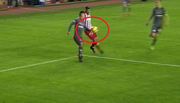 Antalyaspor bu pozisyonda Medel'in elle oynadığı gerekçesiyle penaltı itirazı yaptı. Özkahya 'devam' dedi..
