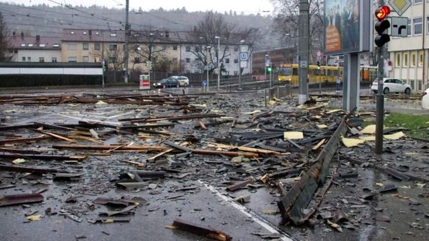 Stuttgart'da uçan çatı parçaları sokağa saçıldı