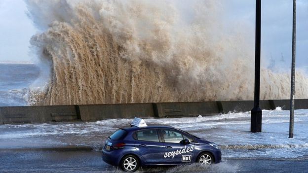 İngiltere'nin Merseyside bölgesindeki dalga