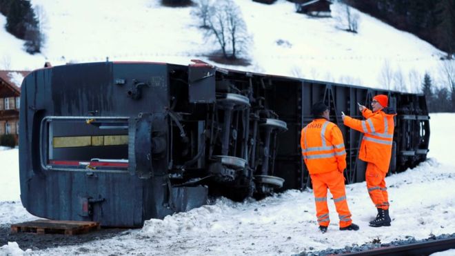 İsviçre'nin Lenk kenti yakınlarında rüzgar nedeniyle raydan çıkaran devrilen bir vagon