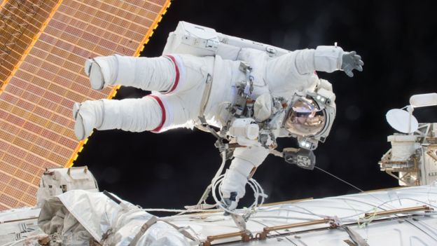 Scot Kelly Uluslararası Uzay İstasyonu'nda uzay yürüyüşü yaparken.