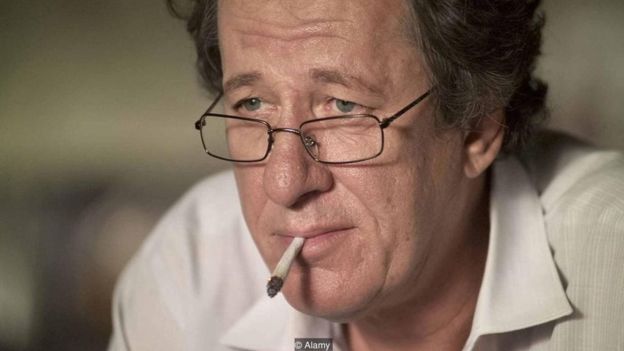 Geoffrey Rush, 'sinestezi' nedeniyle Pazartesi günlerini açık mavi algıladığını söylüyor. Sinestezi, beyinde birçok bölge aynı anda aktif hale gelerek normalde ayrı olan duyuların bağlantılı hale gelmesine neden oluyor.