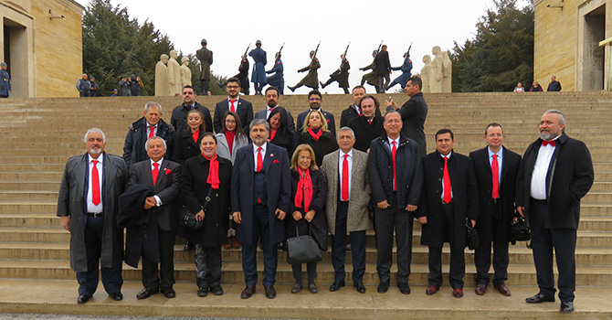 Aslanlı Yol başlangıcında tören kıtası beklenirken bir araya gelindi 