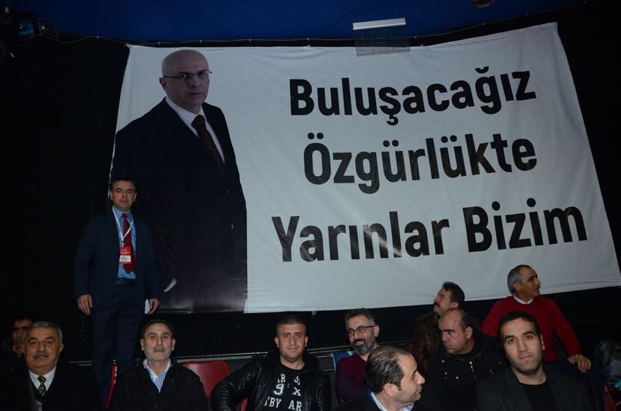 Salona halen cezaevinde tutuklu bulunan CHP İstanbul Milletvekili Enis Berberoğlu’nun fotoğrafının yer aldığı ve üzerinde “Buluşacağız özgürlükte, yarınlar bizim ” yazılı bir pankart da asıldı.
