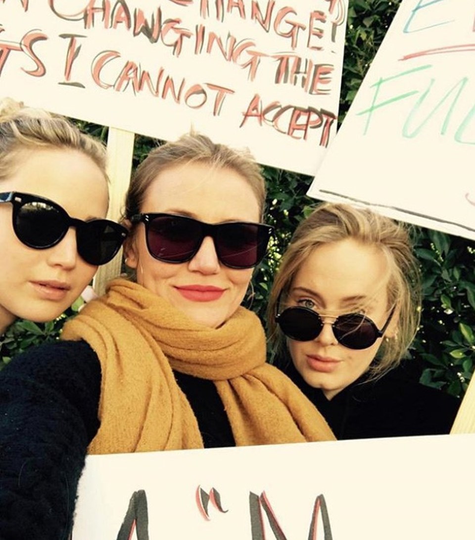 Jennifer Lawrence yürüyüşten bir kareyi sosyal medya hesabından paylaştı. 