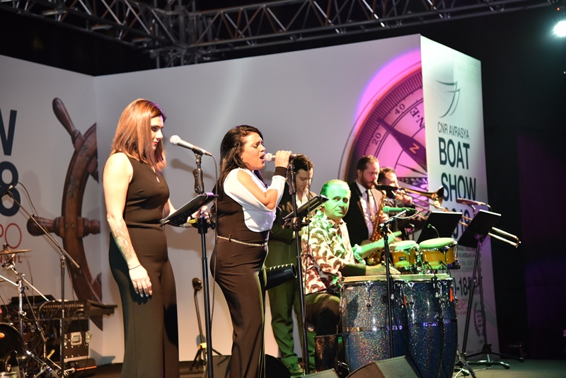 Deniz tutkusu ile bilinen ünlü sanatçı Ayhan Sicimoğlu, fuarın VIP açılışında ‘Latin All Stars’ gösterisiyle ziyaretçileri coşturdu. 