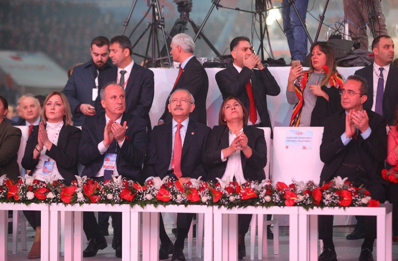 Selvi Kılıçdaroğlu ile Bülent Tezcan’ın arasındaki koltuk, tutuklu milletvekili Enis Berberoğlu’na ayrıldı.
