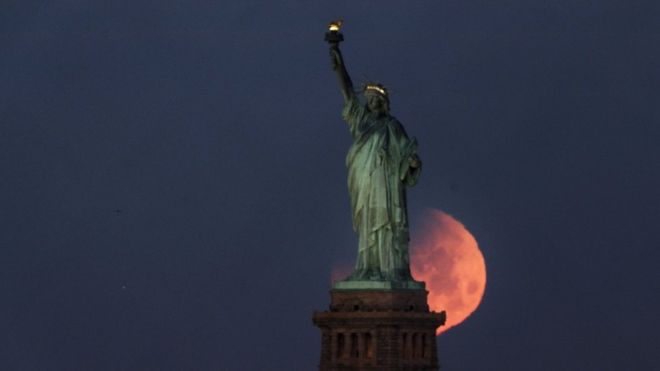 Tutulmanın kanlı olmasının nedeni ise dünyanın atmosferinden geçen ışıkların Ay yüzeyine kırmızı bir tonda düşmesi. Bu ton, ABD'nin New York kentinde çekilen bu fotoğrafta belli oluyor