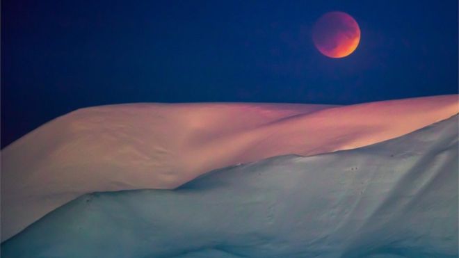 Norveç'in ile Kuzey Kutbu arasında bulunan Svalbard adalarında tutulma böyle görüntülendi