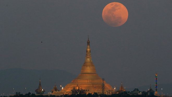 Süper Ay esnasında Ay dünyaya en yakın noktasında oluyor, normalden yüzde 14 daha büyük ve yüzde 30 daha parlak gözüküyor. Fotoğraf Myanmar'dan