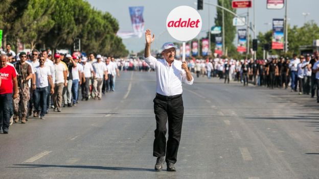 Böke, Kılıçdaroğlu'nun öncülük ettiği 'Adalet Yürüyüşü'nün Meclis dışına taşan demokrasi iradesinin bir örneği olduğu görüşünde.