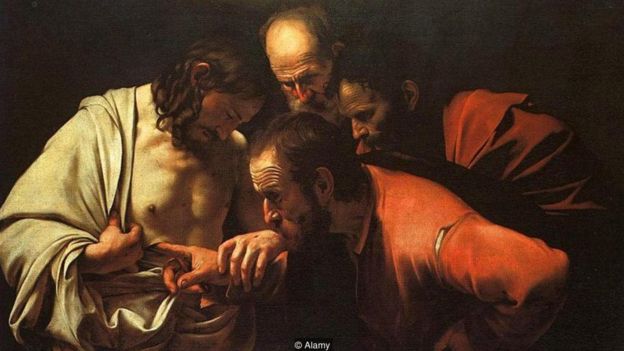 Caravaggio'nun 'Aziz Thomas'ın Kuşkuculuğu' adlı eserinde tuvalden fırlayacakmış gibi duran kırmızı pelerinde kırmız böceği boyası kullanılmış.