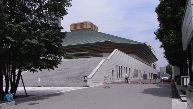 Ryogoku Kokugikan sumo arenası Tokyo'da yağmur suyunu geri dönüştüren kamu binalarından.