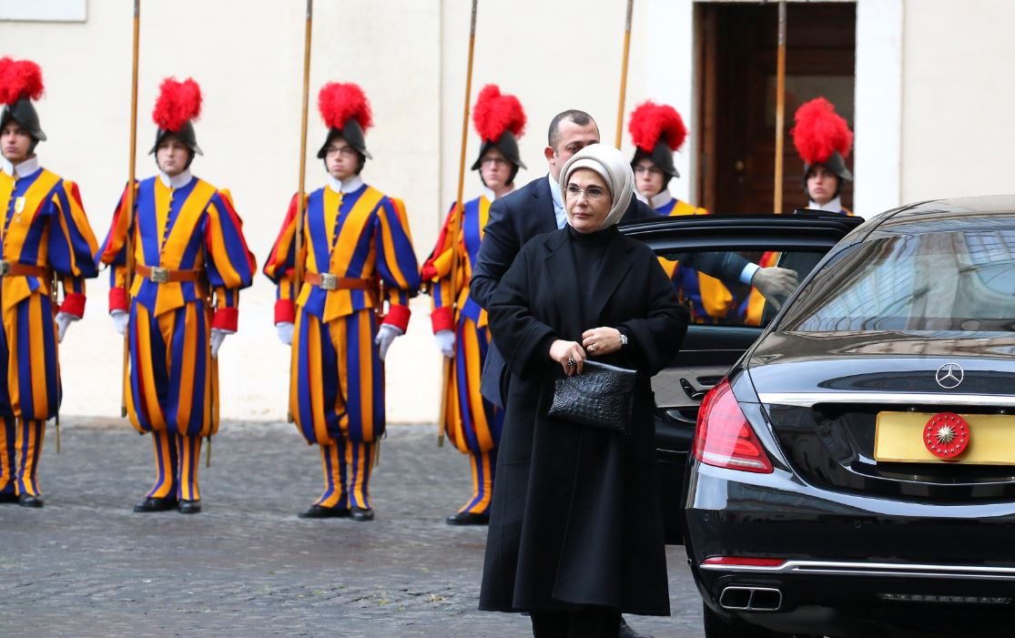 Emine Erdoğan’ın katıldığı görüşmede Vatikan’da görevli İsviçre muhafızları hazır bekledi.