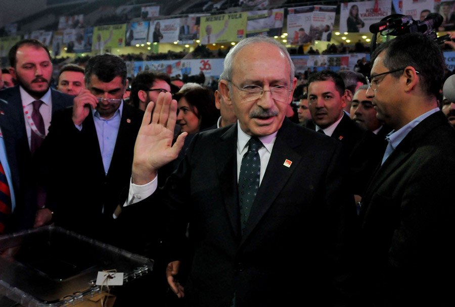 Kılıçdaroğlu 790 oyla yeniden CHP’nin genel başkanı seçildi.