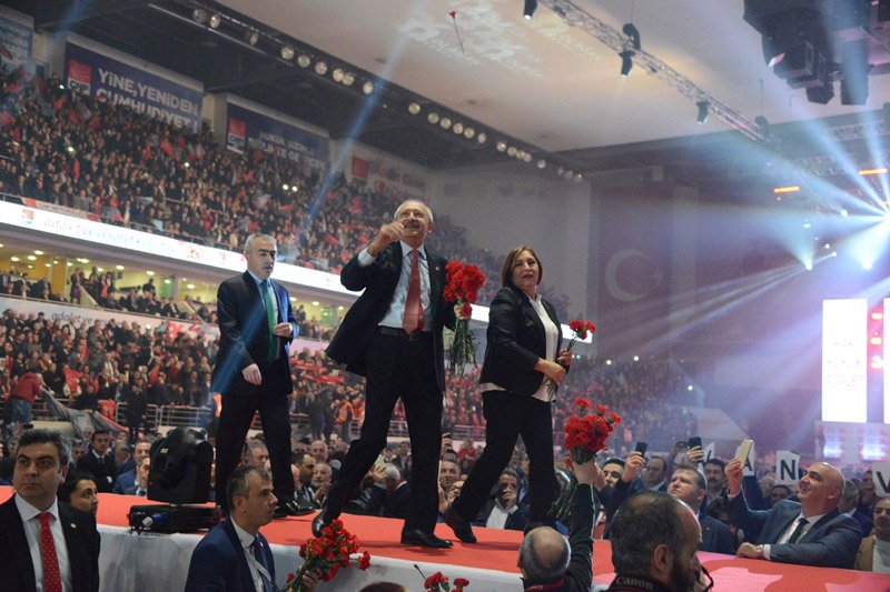  Kılıçdaroğlu salona girişinde eşiyle birlikte partililere karanfil attı…