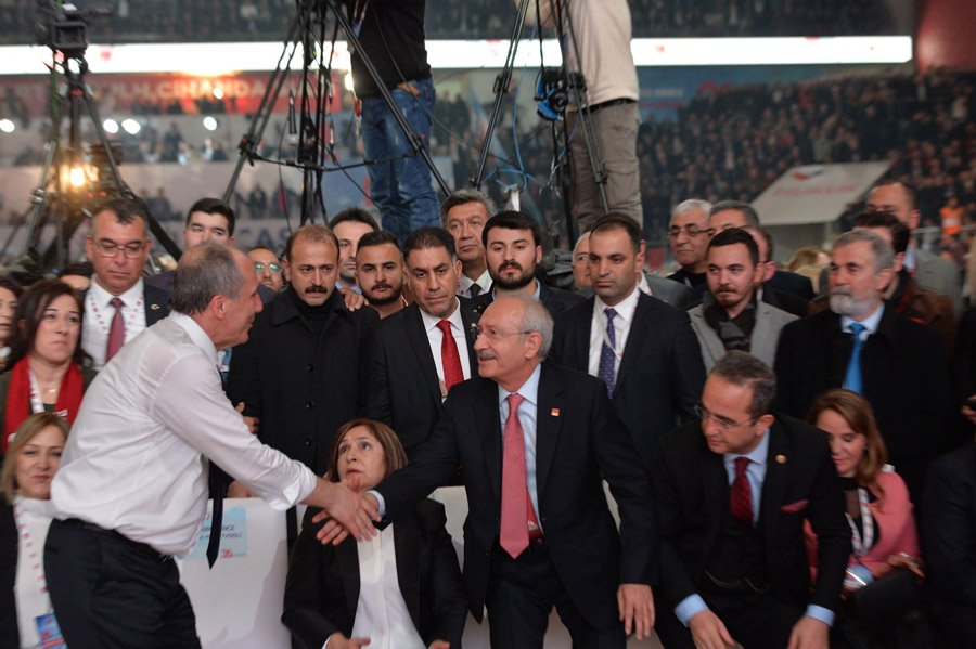  Konuşmaların ardından İnce ile Kılıçdaroğlu böyle tokalaştı.