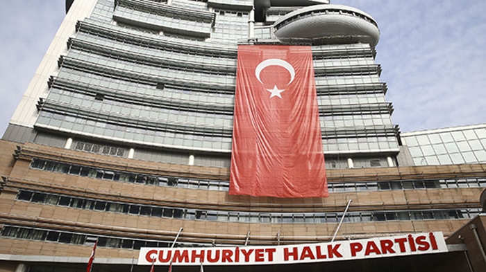  CHP Genel Merkezi'ne asılan dev Türk bayrağı