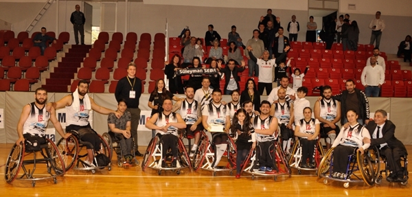 Maçın ardından doğum günü kutlaması