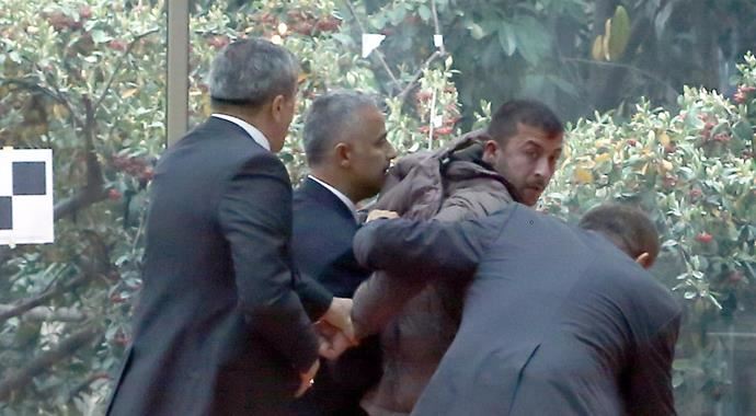 Kemal Kılıçdaroğlu grup konuşması öncesinde yumruklu bir saldırıya uğradı.
