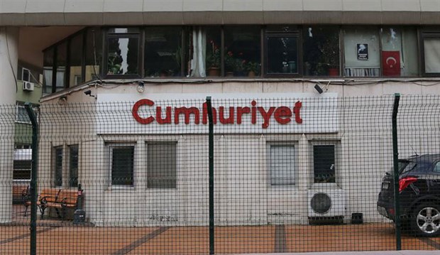 Polis, Cumhuriyet gazetesinin bulunduğu caddeyi kapattı