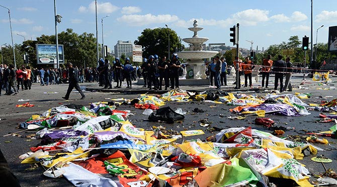 Ankara Cumhuriyet Başsavcılığı, Ankara’da 100 kişinin ölümüyle sonuçlanan patlamaya ilişkin bir açıklama yaparak, canlı bombalardan birinin Suruç saldırısını gerçekleştiren Şeyh Abdurrahman Alagöz’ün ağabeyi Yunus Emre Alagöz olduğunu, diğer saldırganın kimliğinin belirlenmesi çalışmalarının ise devam ettiğini duyurdu.