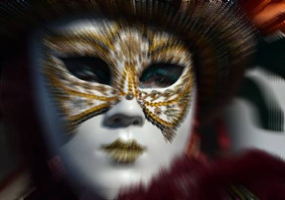 Dünyanın en ünlü karnavallarından birinin yapıldığı Venedik'te ''terör endişesi'' nedeniyle, etkinliğin simgesi olan maskelerin yasaklanması tartışılıyor.