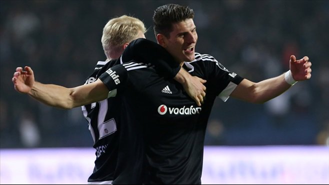 Süper Lig’de bu sezon Siyah-Beyazlı formayla çıktığı 20 lig maçında rakip fileleri 15 kez havalandıran Mario Gomez, krallık yarışında Antalyasporlu Samuel Eto’o’yu geride bırakmıştı.