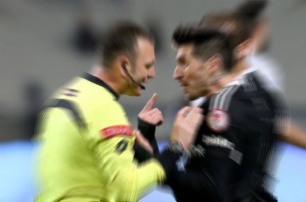 Siyah-Beyazlı oyuncuların en büyük şikayeti, rakiplerin sert futbolu... Kendilerine karşı yapılan sert faullere karşın rakiplere kolay kolay kart çıkmamasından yakınan Siyah-Beyazlılar, “Bizi sahada resmen dövüyorlar. Ama hakemler kart konusunda cimri davranıyor. Oysa Fenerbahçe’nin rakiplerine kartlar daha kolay çıkıyor. Rakibimiz birçok maçı 10 kişilik kalan takımlara karşı oynadı” diyor.