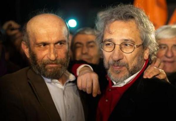 Dündar, "Yani biliyorsunuz ödenen bedelleri düşününce basında, meslek büyüklerimizin canı pahasına korudukları özgürlükleri, onun için 3 aylık bir şey, hele ülkenin bu koşullarında tatil sayılır bizim için. Bahsetmeye bile değmez ama dünyaya sesimizi duyurabildik sayenizde ve umut nöbetçilerimiz sayesinde umuda kavuştuk. Bu umudu yaşatmak bizim için amaç bundan sonra bu olacak" dedi